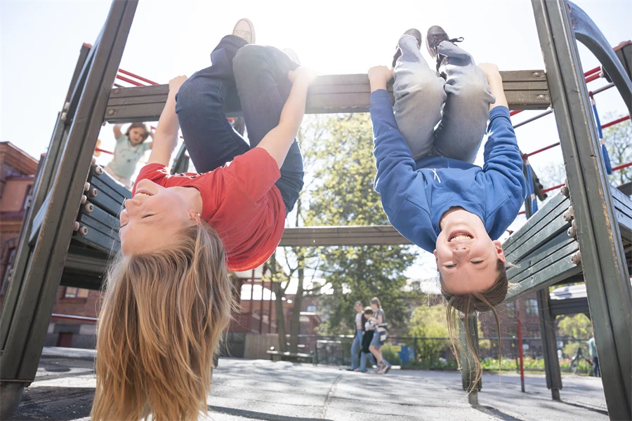 Två elever hänger i knävecken