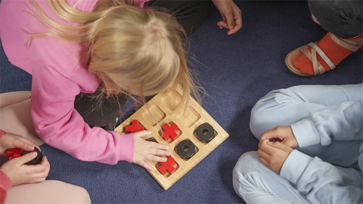 Elever spelar tic tac toe
