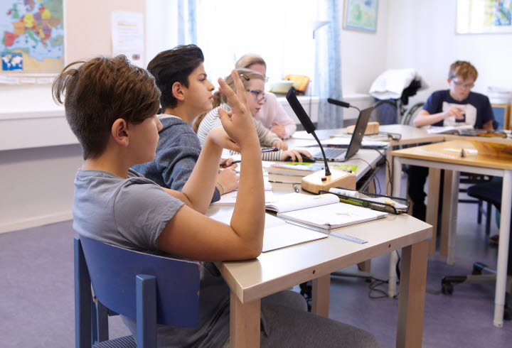 Bilden visar elever som sitter i ett klassrum.