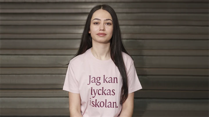 Gymnasieelev har en t-shirt med texten 