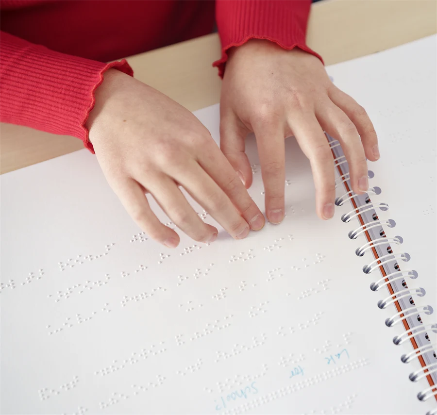 Elev läser punktskrift