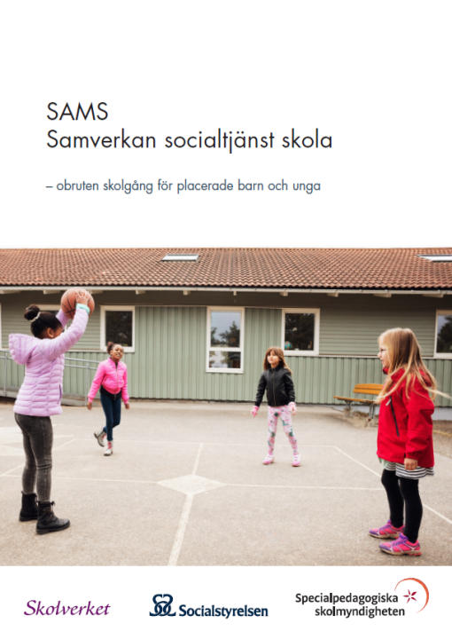 Omslaget till foldern SAMS - Samverkan socialtjänst skola visar en skolgård där några barn leker med en boll