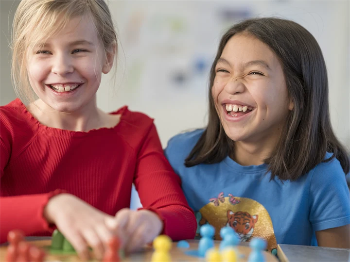 Elever skrattar och spelar fia med knuff