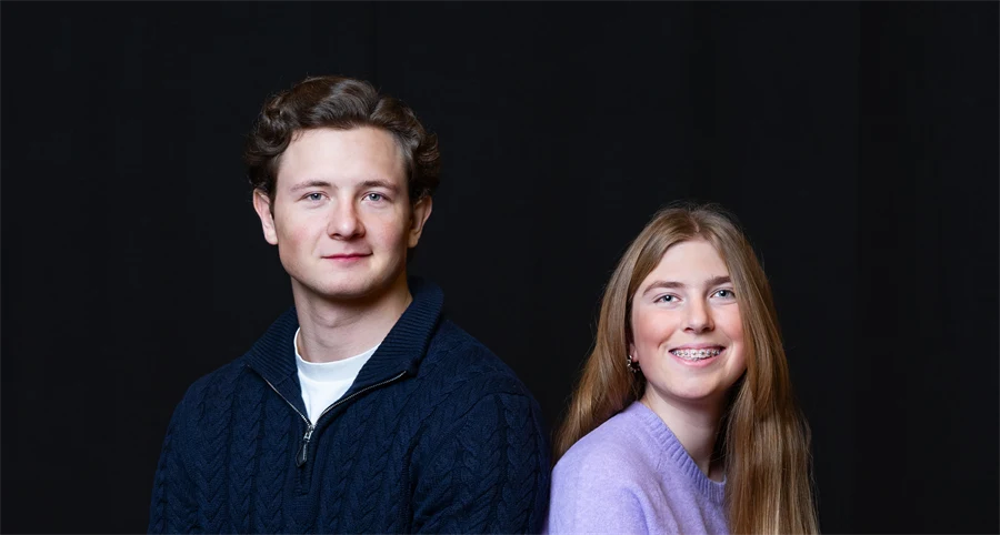 En ung man och en ung kvinna som ler.