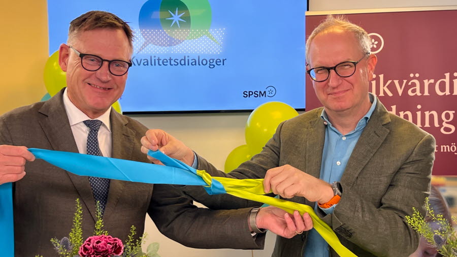 Generaldirektörerna Peter Fredriksson på Skolverket och Fredrik Malmberg på SPSM är glada eftter att ha knutit ihop banden som symoliserar starten på samlokaliseringen