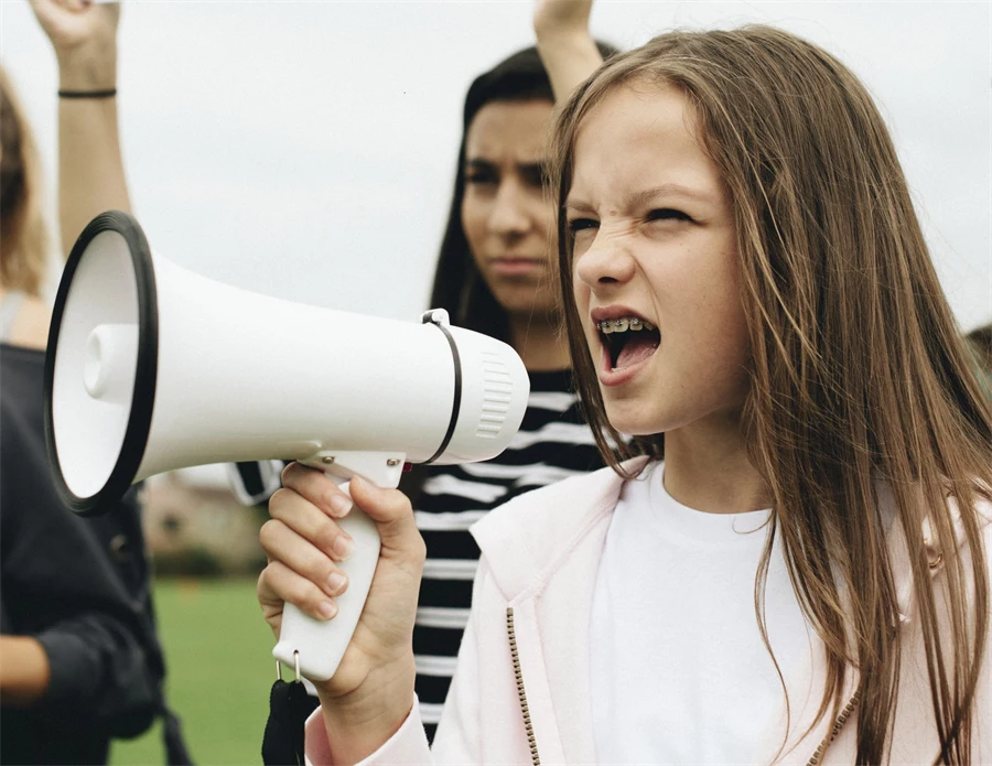 Flicka som ropar i en megafon. Rawpixel iStock/Getty Images