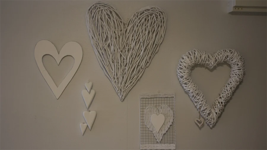 Hjärtan i olika material på en vägg.